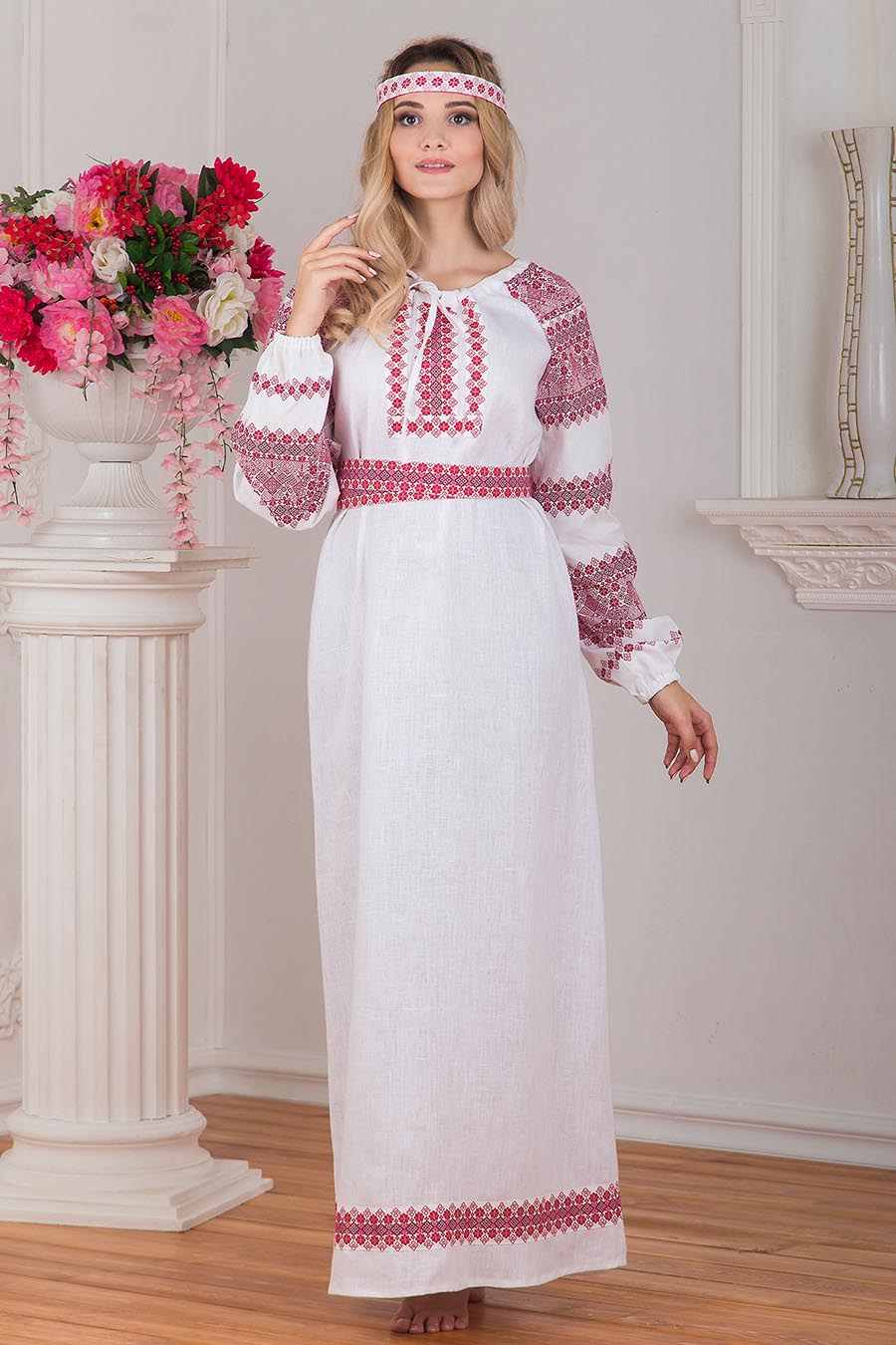 Women in Slavic costumes in Antalya