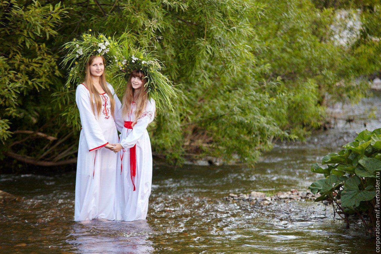 Women in Slavic costumes in Antalya