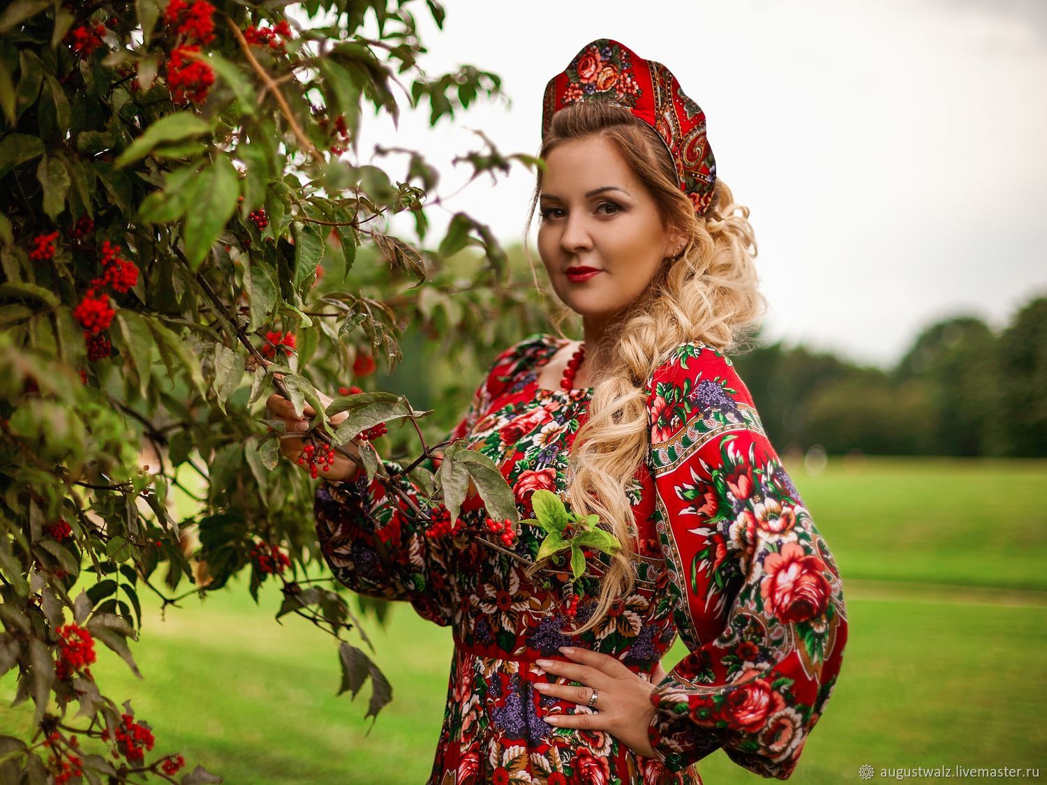 Women in Slavic costumes in Antalya