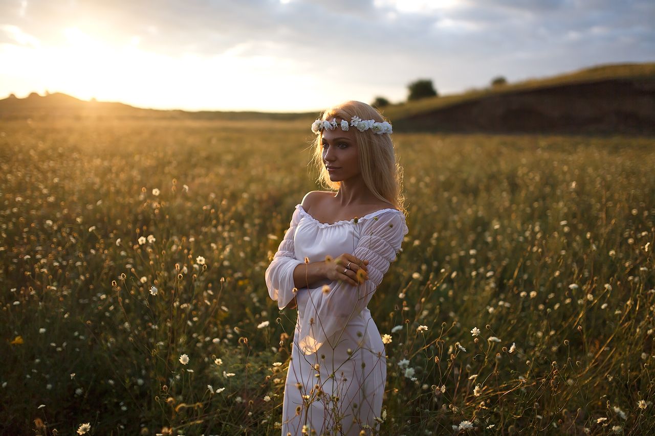 Girls in Slavic costumes in Antalya